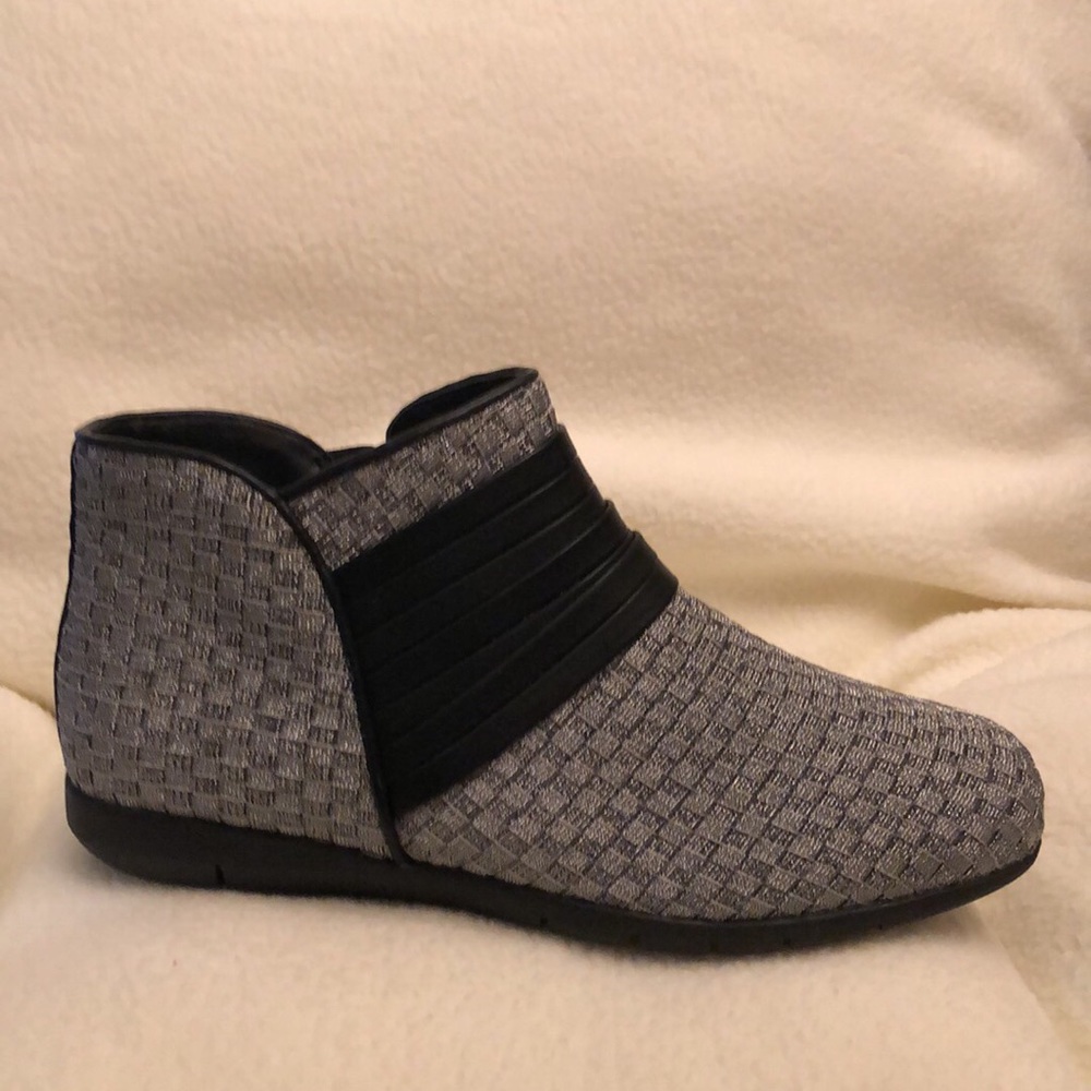NEW NEVER WORN WOMENS BOOTIE